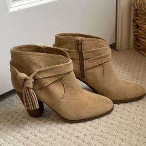 Vince Camuto Fianna Size 8 Tan Suede Booties Boots Fringe Tassel